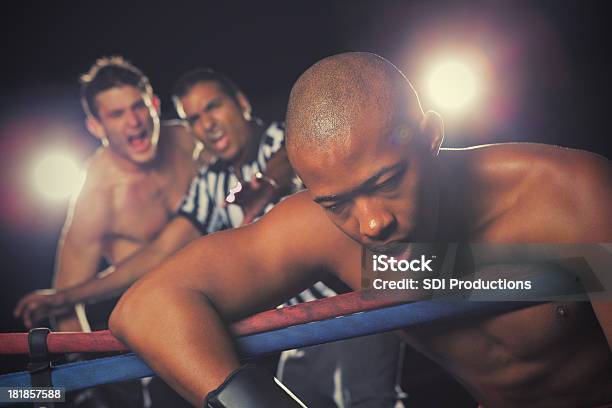 Boxer Rinunciare In Incontro Di Boxe Dopo Aver Perso Alla Concorrenza - Fotografie stock e altre immagini di Mettere a tappeto
