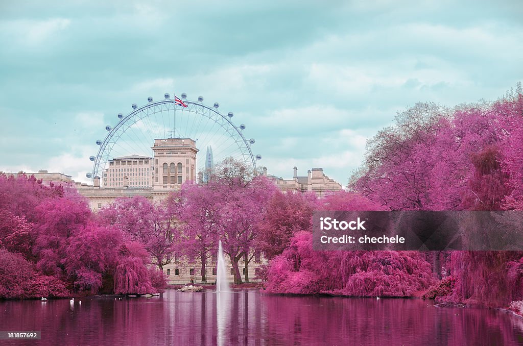 St James park: Londres de infravermelho - Foto de stock de Londres - Inglaterra royalty-free