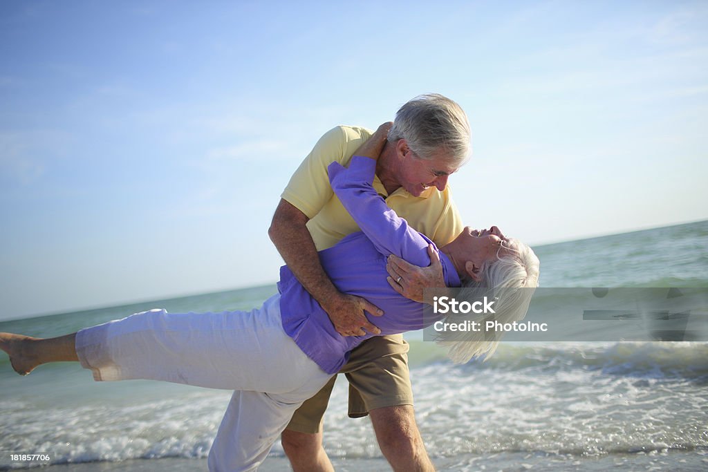 Senior coppia danza sulla spiaggia - Foto stock royalty-free di Adulto in età matura