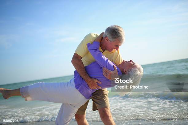 Senior Coppia Danza Sulla Spiaggia - Fotografie stock e altre immagini di Adulto in età matura - Adulto in età matura, Relazione di coppia, Spiaggia