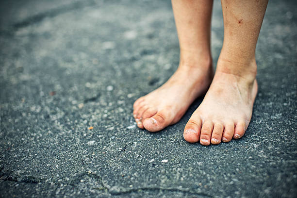 little cuadrados en cemento - barefoot behavior toned image close up fotografías e imágenes de stock