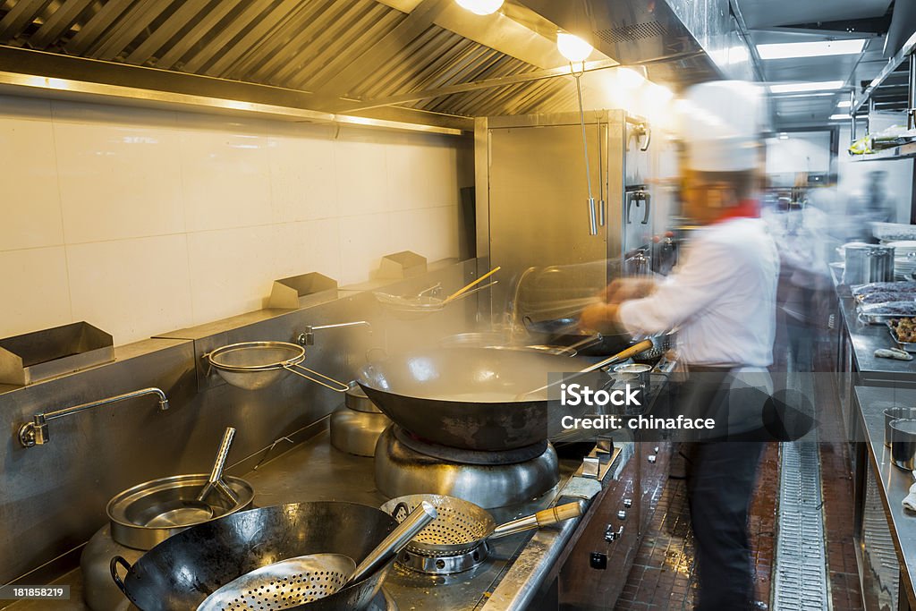 chefs de movimiento de una cocina de restaurante - Foto de stock de Actividad libre de derechos