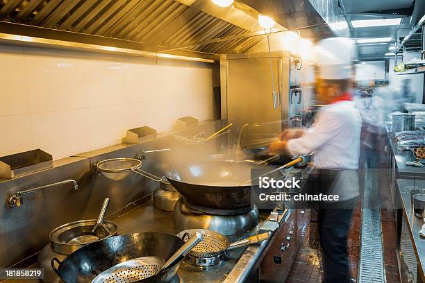 Chefs De Movimiento De Una Cocina De Restaurante Foto de stock y más banco de imágenes de Actividad - Actividad, Adulto, Alimento