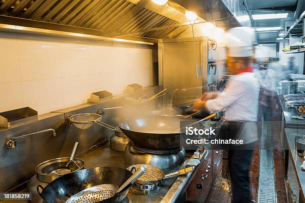 がレストランキッチンのシェフ - アクションショットのストックフォトや画像を多数ご用意 - アクションショット, アジアおよびインド民族, オーブン