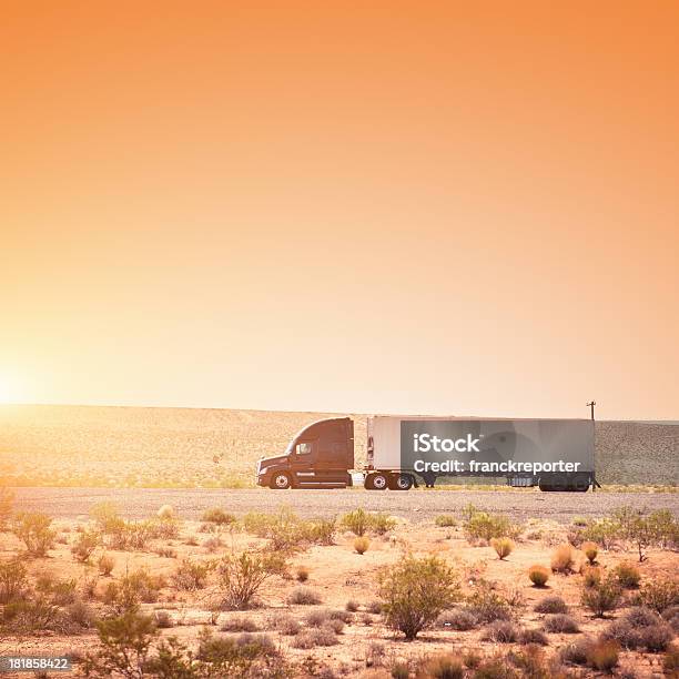 Camión En Funcionamiento Rápidamente En La Autopista Us Foto de stock y más banco de imágenes de Aire libre