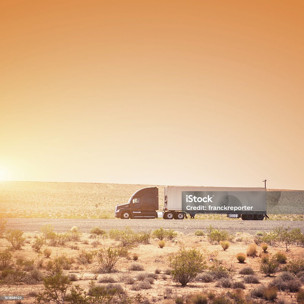 Truck prędkości na autostradzie USA - Zbiór zdjęć royalty-free (Ciężarówka)