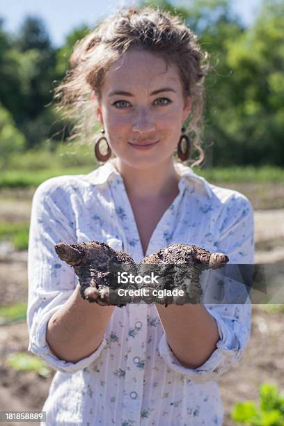 Cavar Em - Fotografias de stock e mais imagens de 20-29 Anos - 20-29 Anos, Adulto, Ao Ar Livre