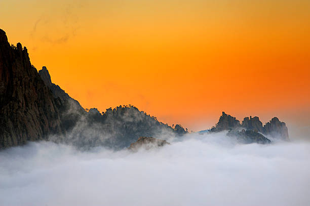 Montanhas ao pôr do sol na ilha de Córsega - fotografia de stock