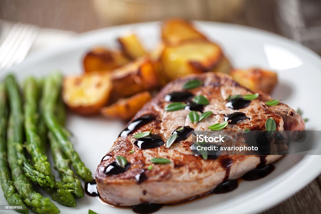 Filé de carne com batatas e aspargos - Foto de stock de Bife royalty-free