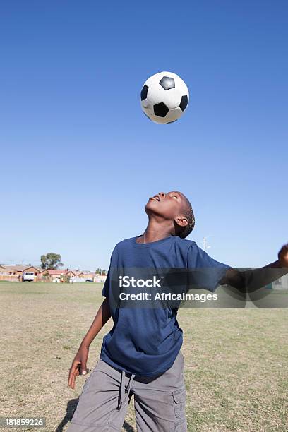 Menino Jogar Futebol Gugulethu Cidade Do Cabo África Do Sul - Fotografias de stock e mais imagens de Futebol