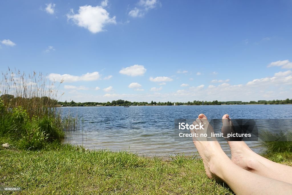 Relaxe em um lago - Foto de stock de Adulto royalty-free