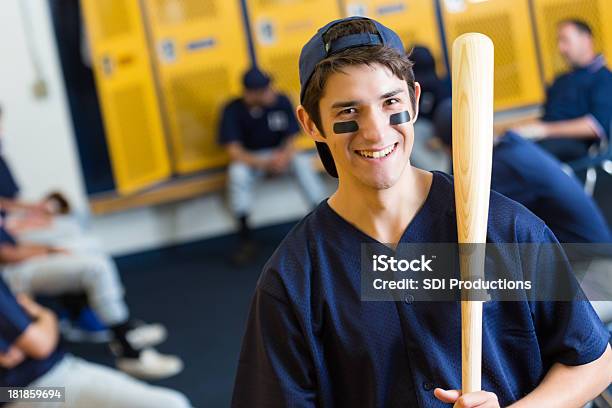 Foto de Adolescente Jogador De Beisebol No Vestiário Antes Da Partida e mais fotos de stock de Adolescente