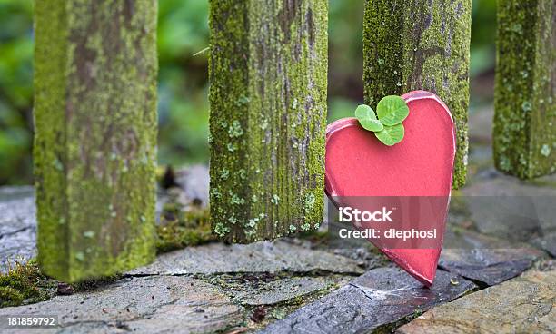 Liebe Herz In Eine Öde Landschaft Umgebung Stockfoto und mehr Bilder von Begriffssymbol - Begriffssymbol, Erwartung, Fotografie