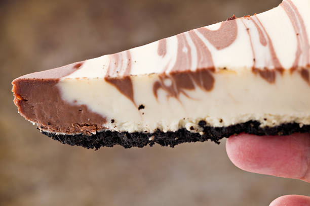 tome un bocadillo - indulgence chocolate cheesecake small fotografías e imágenes de stock