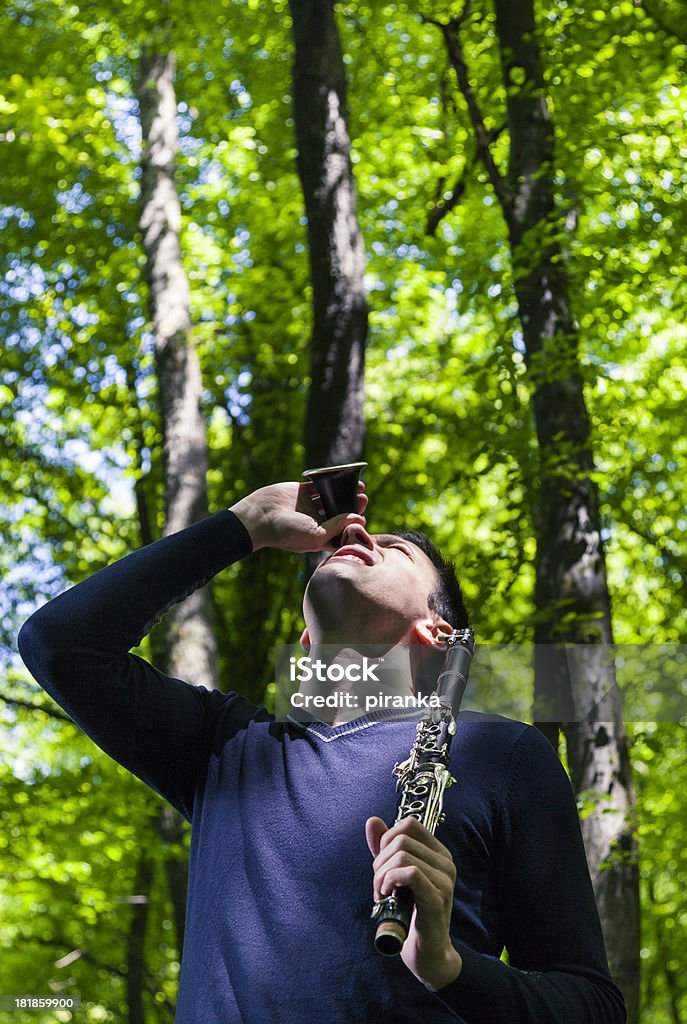 Homem com Clarinete olhando para cima - Royalty-free Adulto Foto de stock