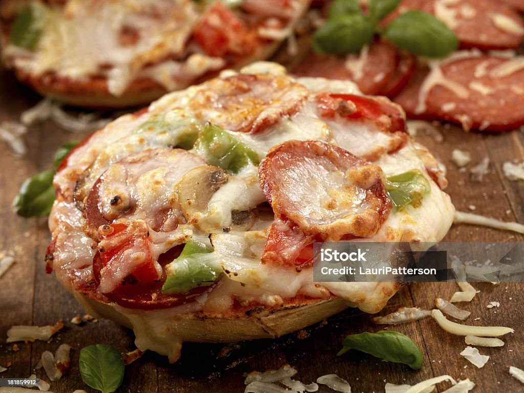 Pizza di Bagel Deluxe - Foto stock royalty-free di Bagel