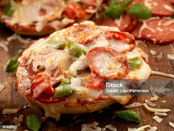 Pizza Di Bagel Deluxe - Fotografie stock e altre immagini di Bagel - Bagel, Pizza, Pizza alla salsiccia piccante