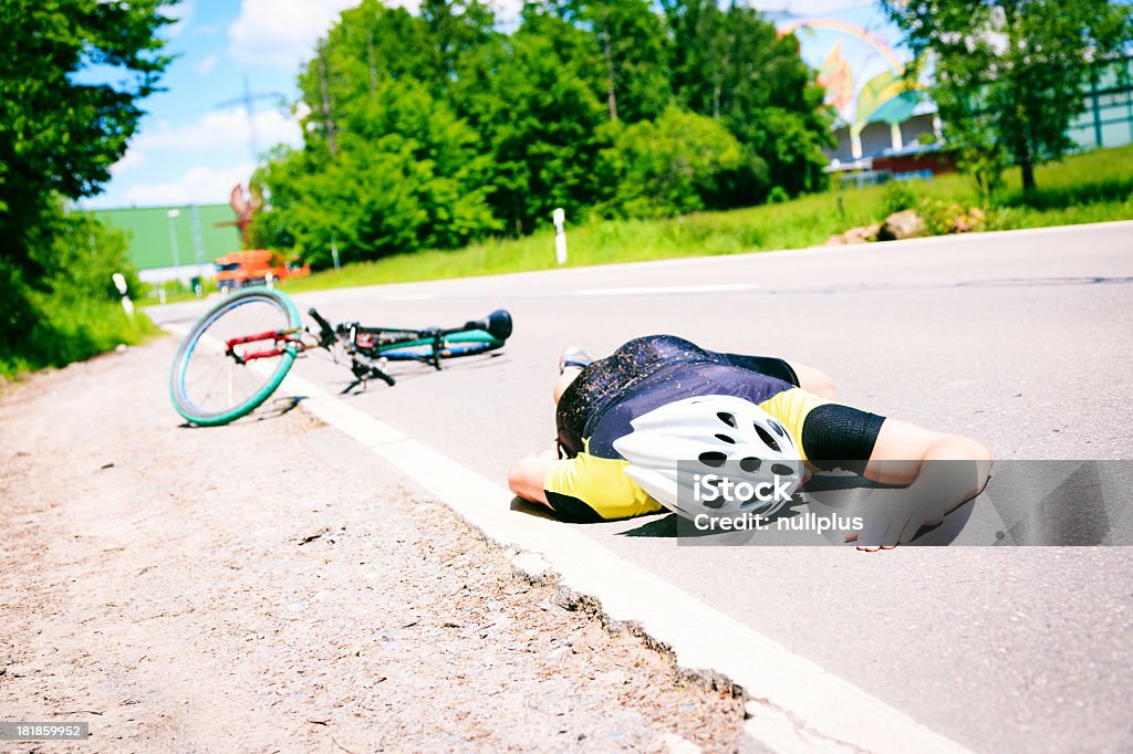 Ciclismo incidente - Foto stock royalty-free di Adulto