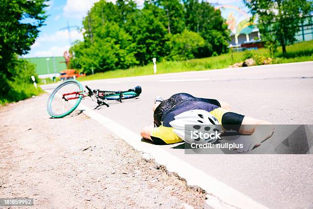 Ciclismo Incidente - Fotografie stock e altre immagini di Adulto - Adulto, Ambientazione esterna, Arto - Parte del corpo