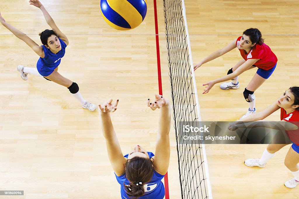 High school femenino de voleibol equipo en acción. - Foto de stock de Juego de vóleibol libre de derechos