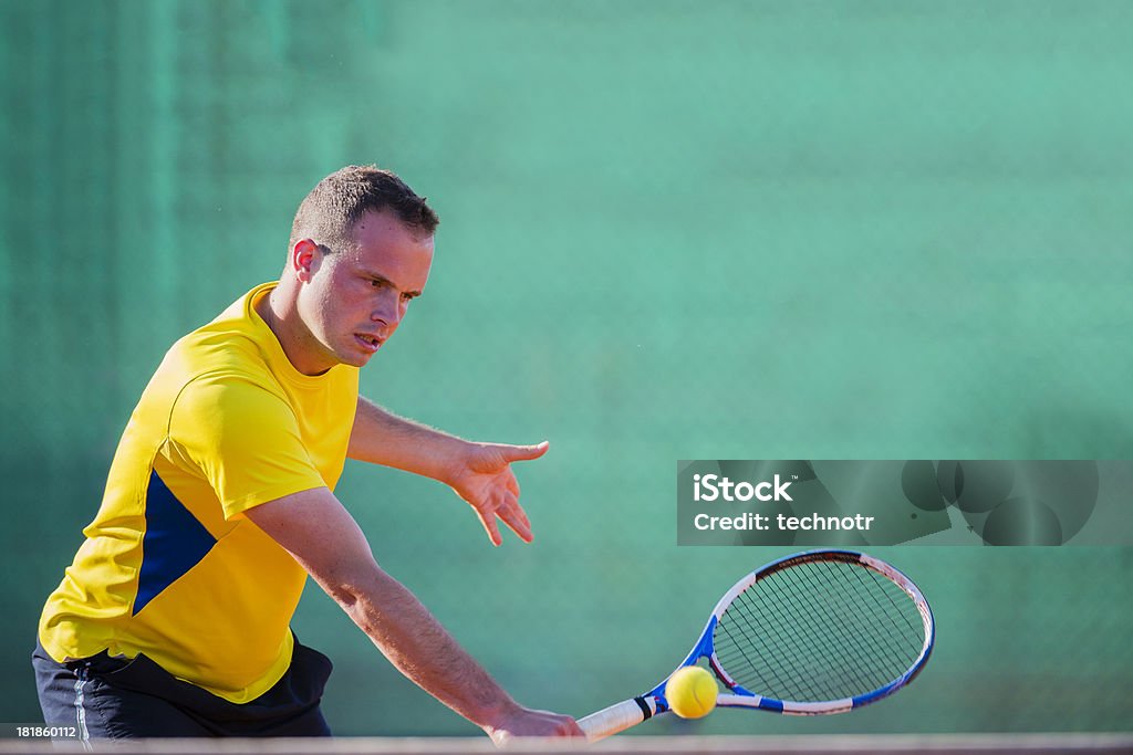 Tennis-Spieler-Performing Rückhand Volleyball Net - Lizenzfrei 20-24 Jahre Stock-Foto