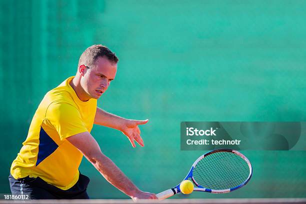 Теннисный Игрок Выполнение Тыльная Сторона Volley На Сеть — стоковые фотографии и другие картинки 20-24 года