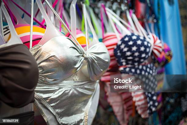 Bikini In Un Negozio - Fotografie stock e altre immagini di Costume da bagno - Costume da bagno, Vendita al dettaglio, Abbigliamento