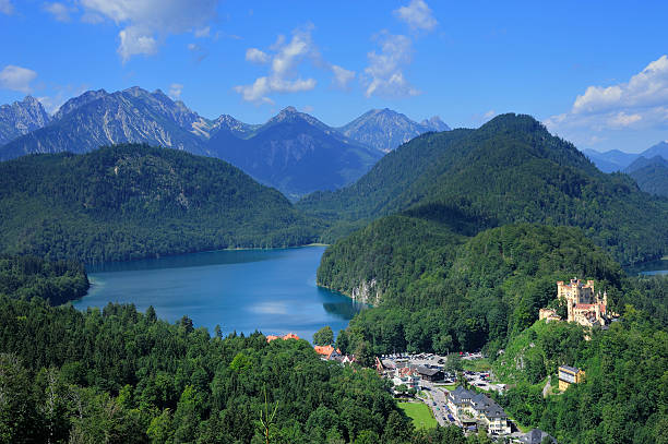 알프스 호수 및 호헨슈반가우 성 - hohenschwangau castle 뉴스 사진 이미지