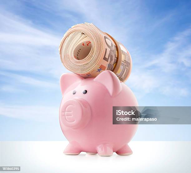 ピギー銀行ロールの Banknotes ユーロ - 50ユーロ紙幣のストックフォトや画像を多数ご用意 - 50ユーロ紙幣, Bringing Home The Bacon 英語の慣用句, コンセプト