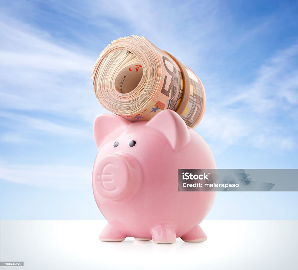 Свинья-копилка с рулон евро банкноты - Стоковые фото 50 евро роялти-фри