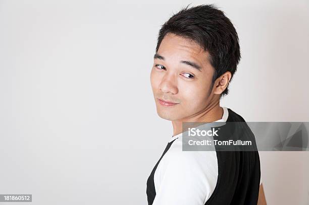 アジアの男性 - 1人のストックフォトや画像を多数ご用意 - 1人, 20-24歳, Tシャツ