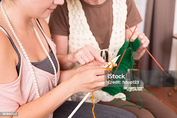 예술 공예 노인 여성 통해 젊은 성인 방법 뜨개질하다 20-29세에 대한 스톡 사진 및 기타 이미지 - 20-29세, 25-29세, 60-69세