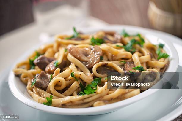 Photo libre de droit de Tagliatelle Aux Champignons banque d'images et plus d'images libres de droit de Champignon comestible - Champignon comestible, Crimini, Aliment