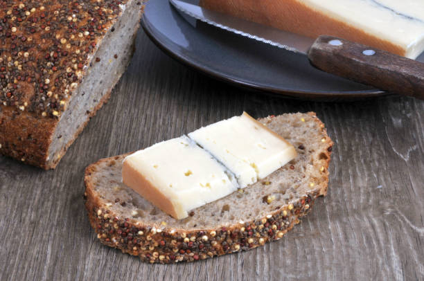 stück morbier auf brot - morbier stock-fotos und bilder