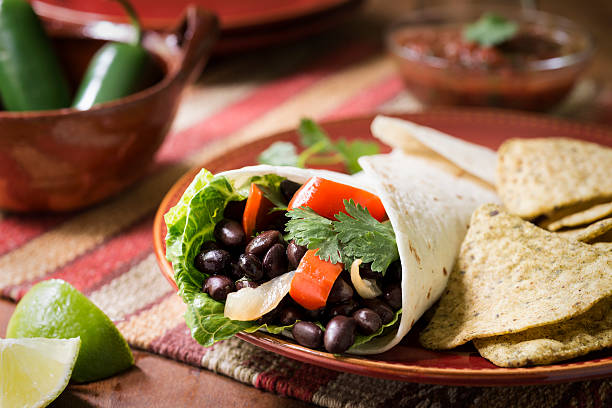 vegetariano de judía negra burrito - black bean salsa fotografías e imágenes de stock