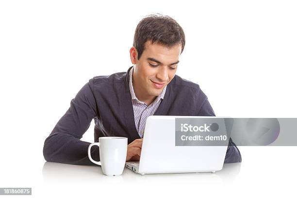 若いのラップトップコンピューターで作業する男性 - 1人のストックフォトや画像を多数ご用意 - 1人, カジュアルウェア, カフェ
