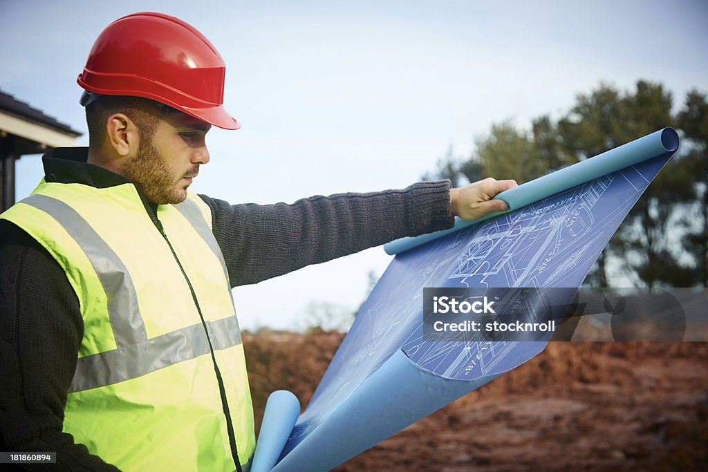 Bauarbeiter, die den architektonischen plan auf Website - Lizenzfrei 20-24 Jahre Stock-Foto