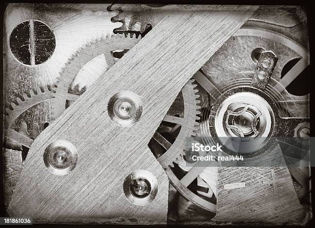 Engranajes En Antiguas Ver Foto de stock y más banco de imágenes de Aguja de Reloj - Aguja de Reloj, Anticuado, Antigualla