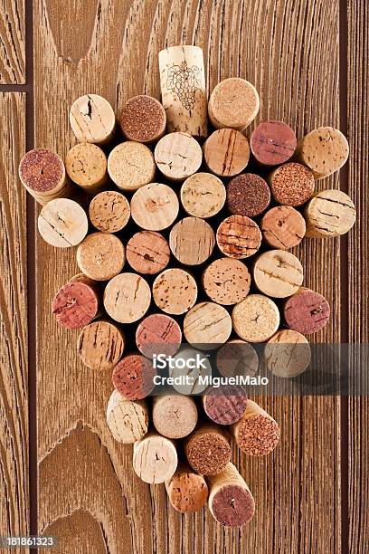 Wine Corks Foto de stock y más banco de imágenes de Agrietado - Agrietado, Barnizado de madera, Bebida alcohólica