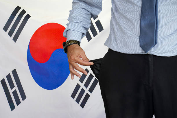 l'uomo alza la tasca dei pantaloni sullo sfondo della bandiera della corea del sud - pants suit pocket men foto e immagini stock