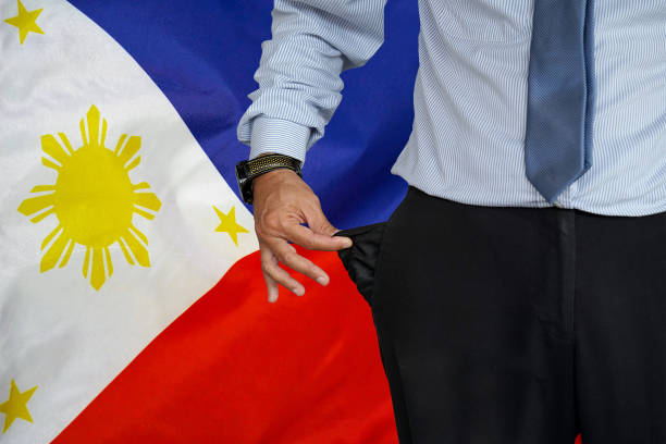 l'uomo alza la tasca dei pantaloni sullo sfondo della bandiera delle filippine - pants suit pocket men foto e immagini stock