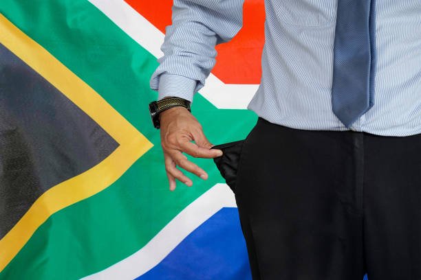 mann dreht seine hosentasche auf dem hintergrund der südafrikanischen flagge hoch - pants suit pocket men stock-fotos und bilder