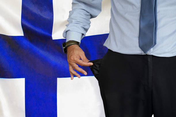 l'uomo alza la tasca dei pantaloni sullo sfondo della bandiera finlandese - pants suit pocket men foto e immagini stock