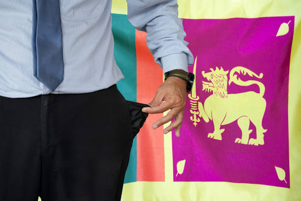 l'uomo alza la tasca dei pantaloni sullo sfondo della bandiera dello sri lanka - pants suit pocket men foto e immagini stock