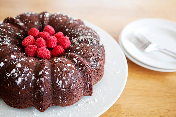 шоколадный кекс-кольцо крупный план - chocolate cake dessert bundt cake стоковые фото и изображения