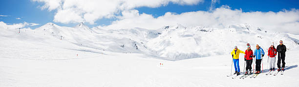 ski sur les pentes de la montagne de groupe - carole lombard photos et images de collection