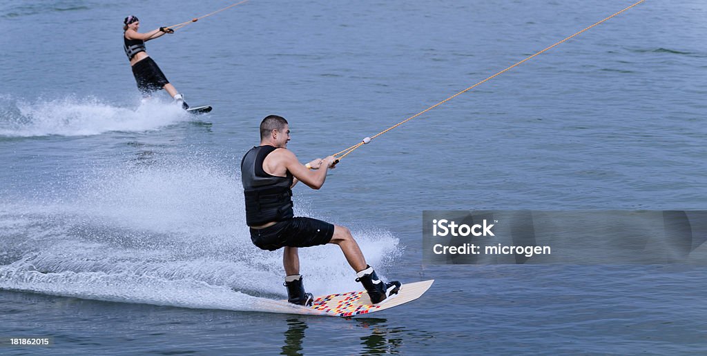 Wakeboarders - Foto de stock de Esquí acuático en tabla de surf libre de derechos