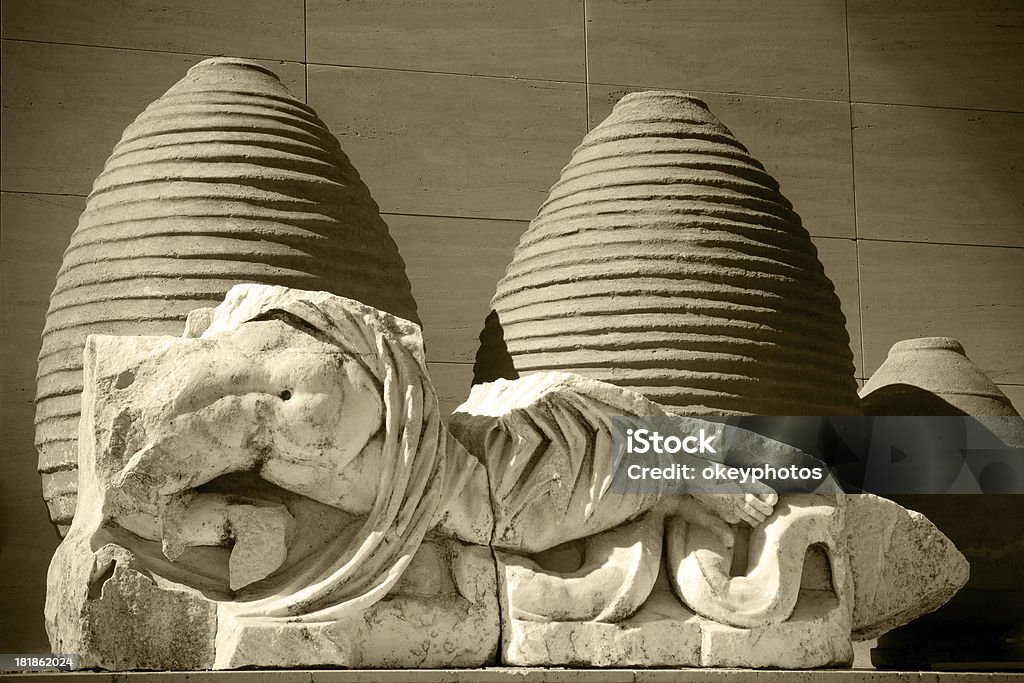 Escultura antigua de los antiguos griegos jarras - Foto de stock de Grande libre de derechos