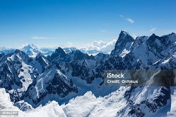 Vista Delle Alpi Di Aiguille Du Midi Chamonix Francia - Fotografie stock e altre immagini di Aiguille de Midi