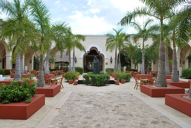 istock Empty shopping plaza in Spanish Colonial Style,  Mexico. 181862399